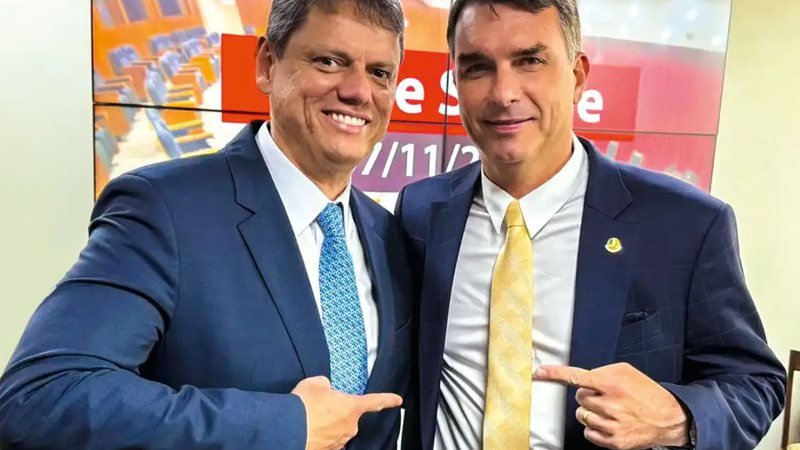 Flávio Bolsonaro quebra silêncio após Tarcísio cancelar visita a Bolsonaro na prisão; confira