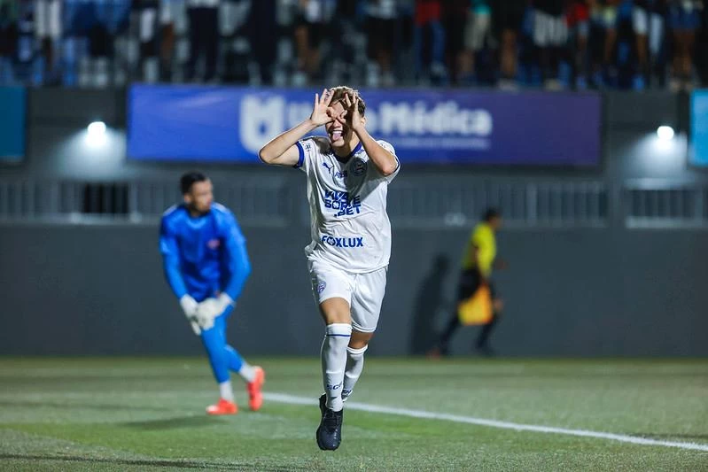 TRIUNFO! Com gol de Dell, Esquadrão goleia Bahia de Feira e lidera Baianão