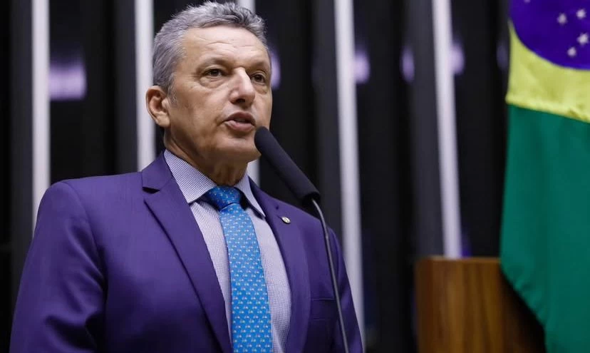 “Tendência aqui na Bahia é eu seguir o presidente do partido”, diz Charles Fernandes sobre articulações do PSD