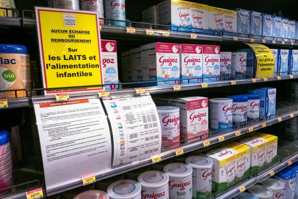 Bebê testa positivo para toxina ligada a recalls de fórmula infantil na França