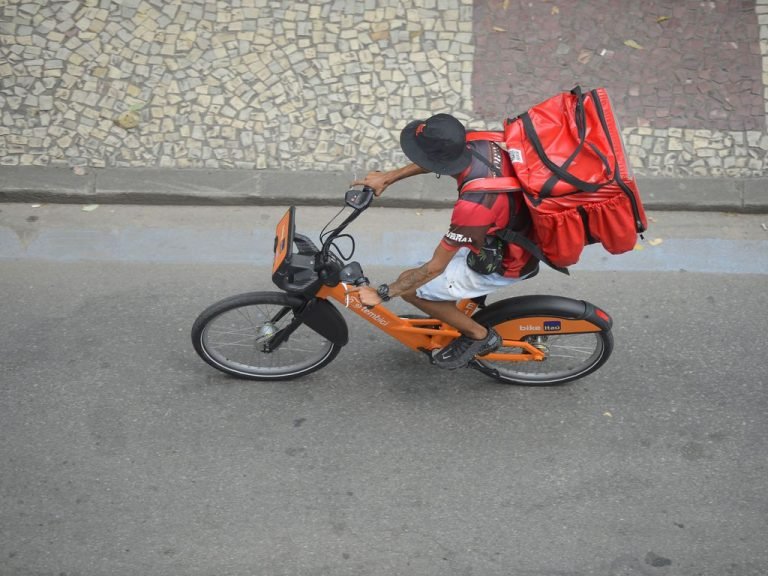 Trabalho - geral - entregador de aplicativo - Rio de Janeiro (RJ), 15/02/2023 – Trabalhador de entrega por aplicativo percorre ruas no centro do Rio de Janeiro