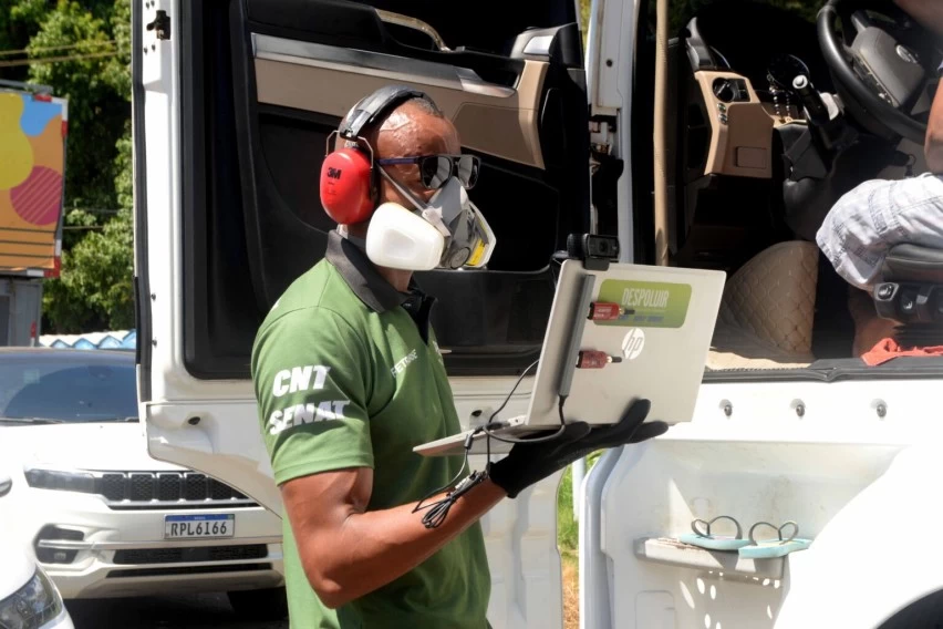 Fiscalização mede emissão de poluentes de trios e veículos usados no Carnaval