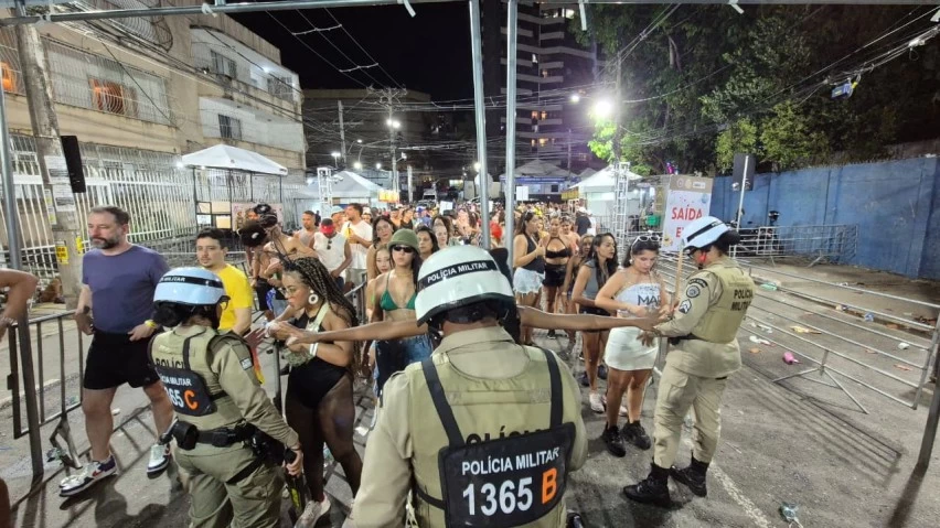 Portais de abordagem barram mais de 1.400 objetos proibidos no 2º dia de Carnaval