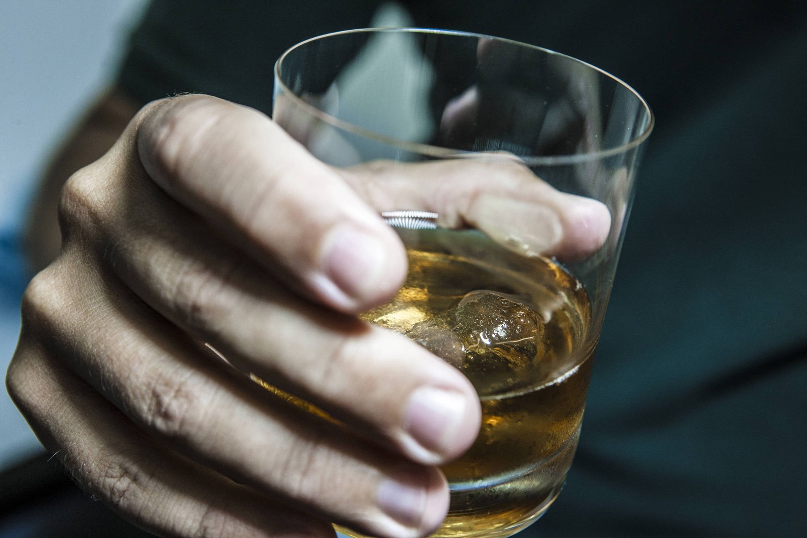 uso-de-alcool-e-drogas-pelos-pais-influencia-consumo-dos-filhos,-mostra-pesquisa