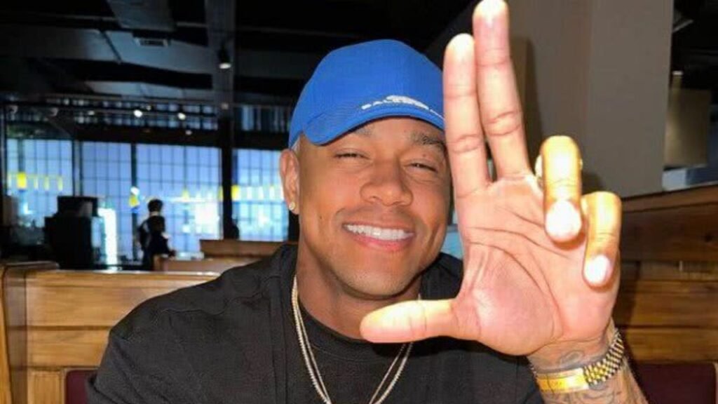 VÍDEO: Léo Santana faz apresentação surpresa em academia de Salvador