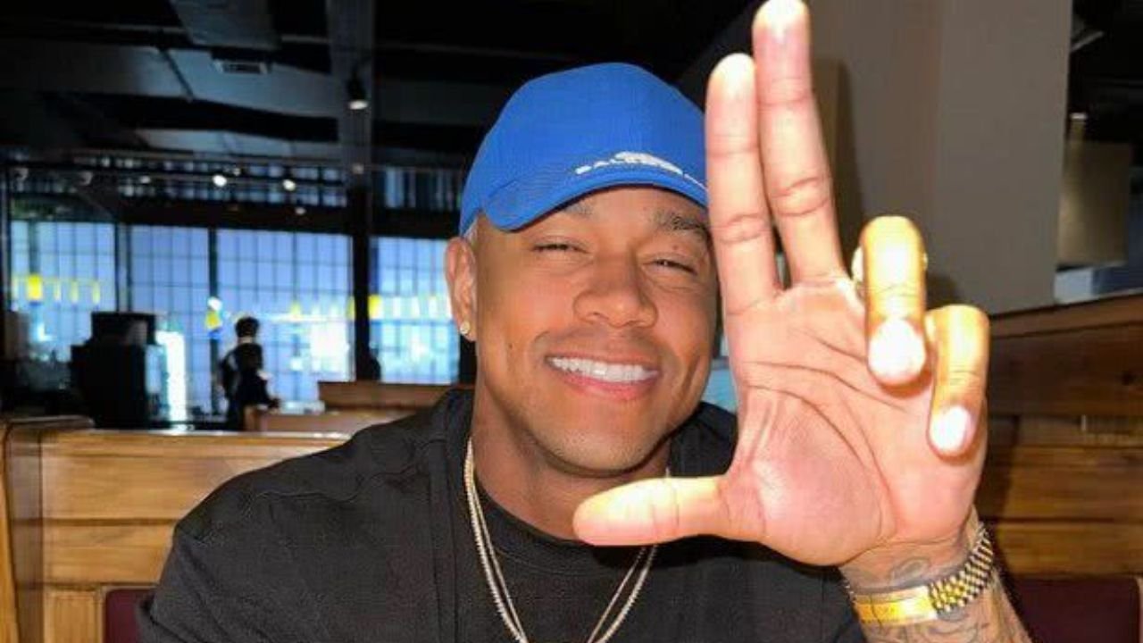 VÍDEO: Léo Santana faz apresentação surpresa em academia de Salvador