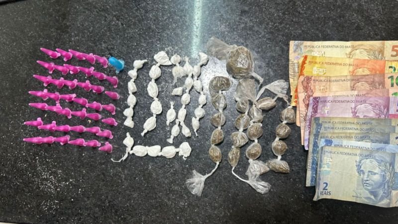 Homem tenta dar 'pinote' na PM e acaba preso com mais de 100 porções de drogas na Bahia