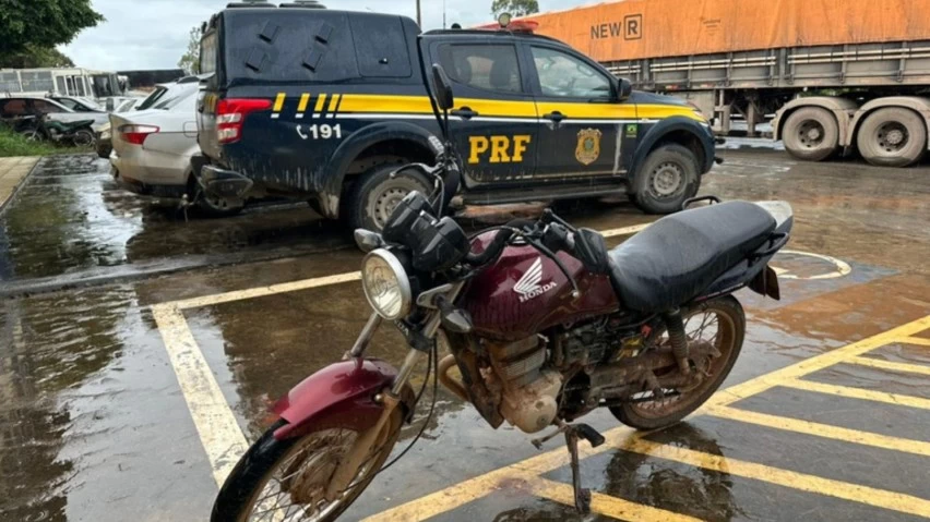 PRF encontra moto roubada circulando na BR-242