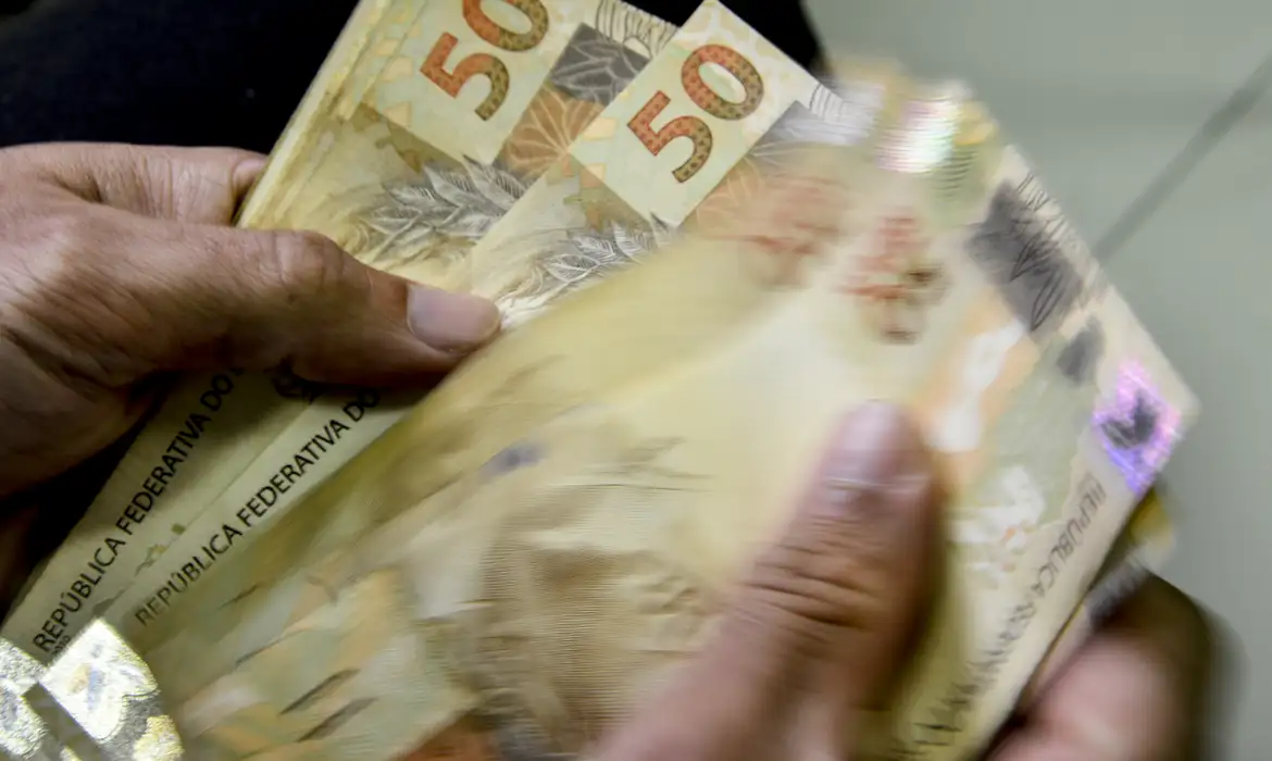 Mudança nas regras deixa mais de 500 mil trabalhadores sem pagamento do abono salarial neste ano