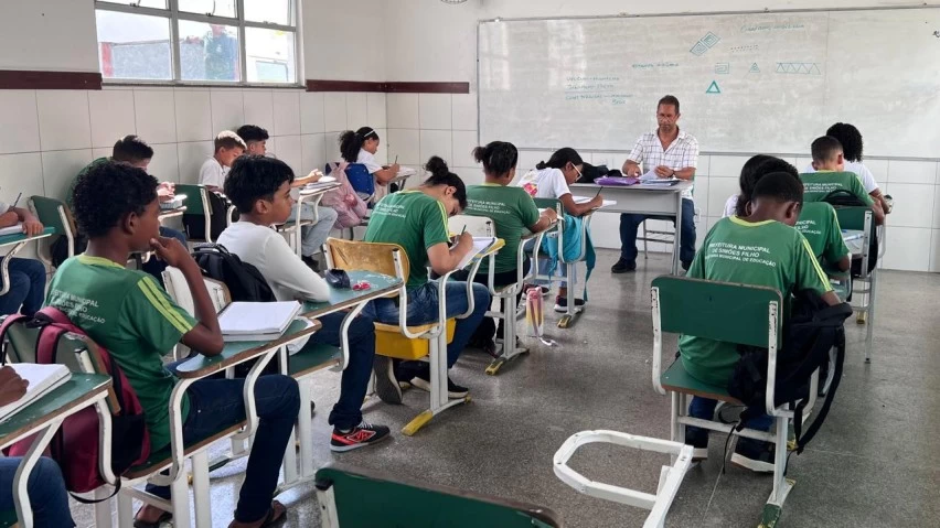 projeto prevê reajuste salarial de 5,4% para professores e aumento no vale-alimentação