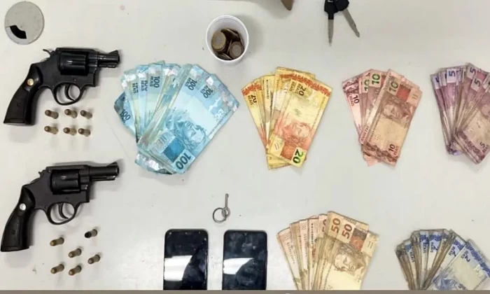Assaltantes dão de cara com a PM na saída de loja em Jequié