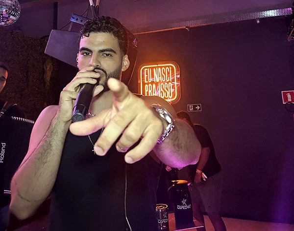 Cafezinho faz show inesquecível no SANJUMAHO e emociona público na orla de Salvador.