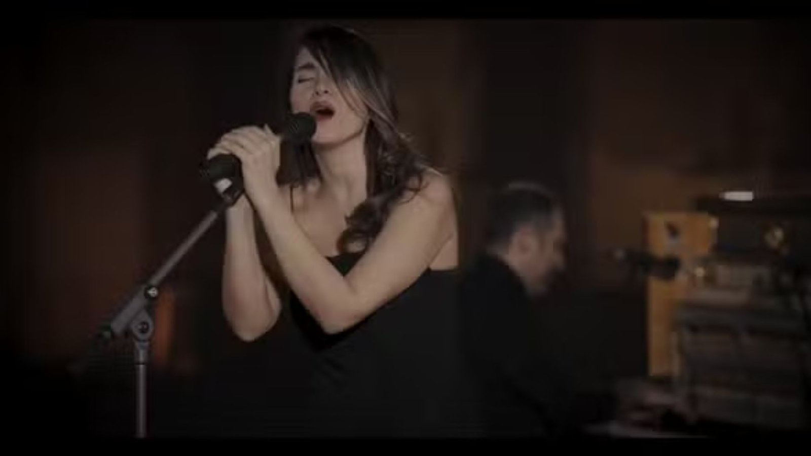 Cantora iraniana é condenada a quase 100 chibatadas após apresentação ao vivo; saiba motivo