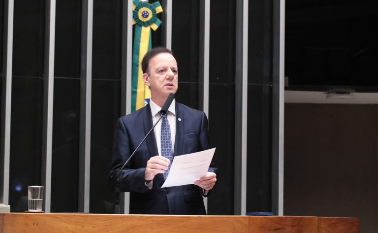 Deputado Ismael fala ao microfone