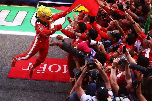 EMOCIONANTE! Hamilton chora após conquistar primeira vitória pela Ferrari