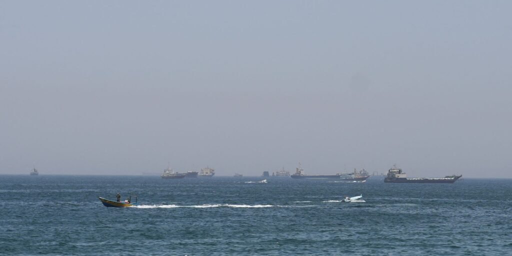 EUA lançam novos ataques ao Irã; forças iranianas fecham Ormuz