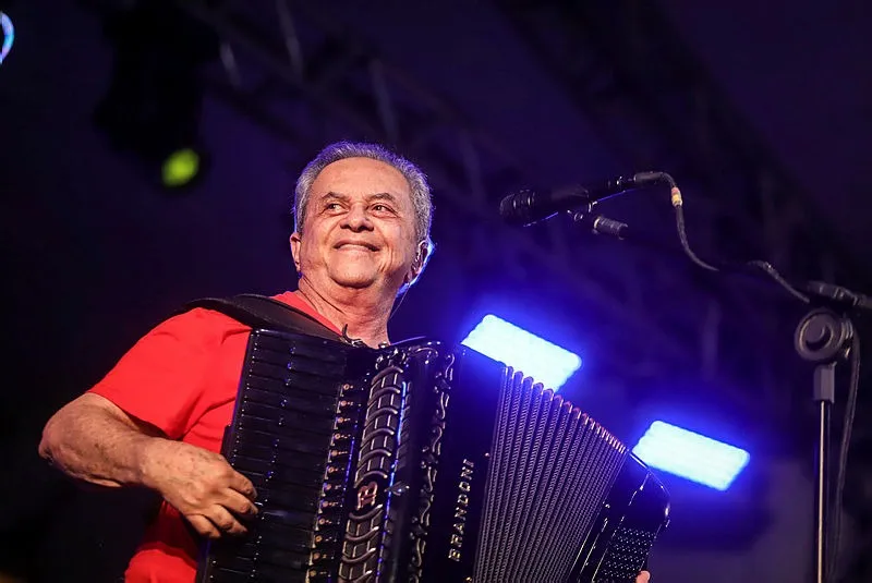 Flávio José pode ficar de fora das festas juninas na Bahia após impasse com cachê
