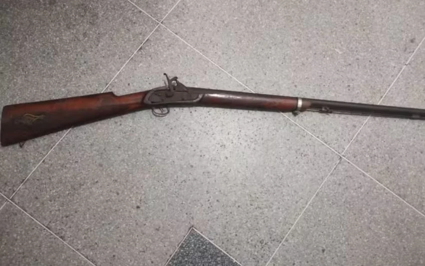 Garoto de 12 anos é atingido após adolescente manusear arma artesanal
