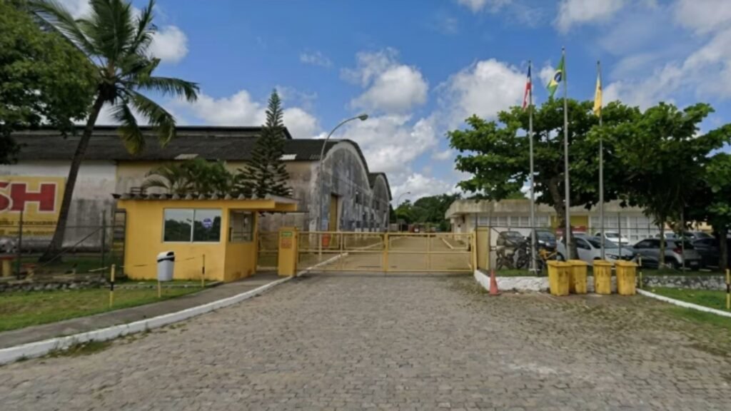 Grupo armado invade complexo industrial em Simões Filho e destrói fábrica