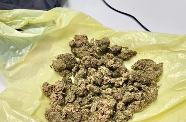 Homem tenta descartar drogas ao ver viatura e termina preso pela PM em Feira de Santana