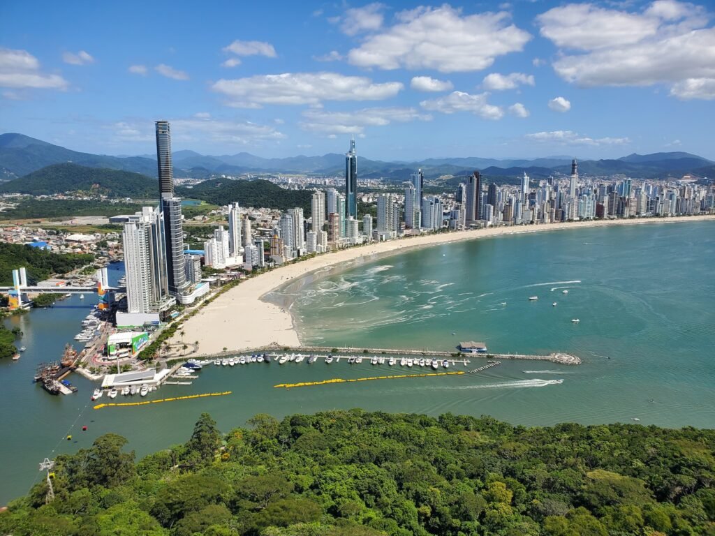 O plano da direita para transformar o Brasil em uma Balneário Camboriú