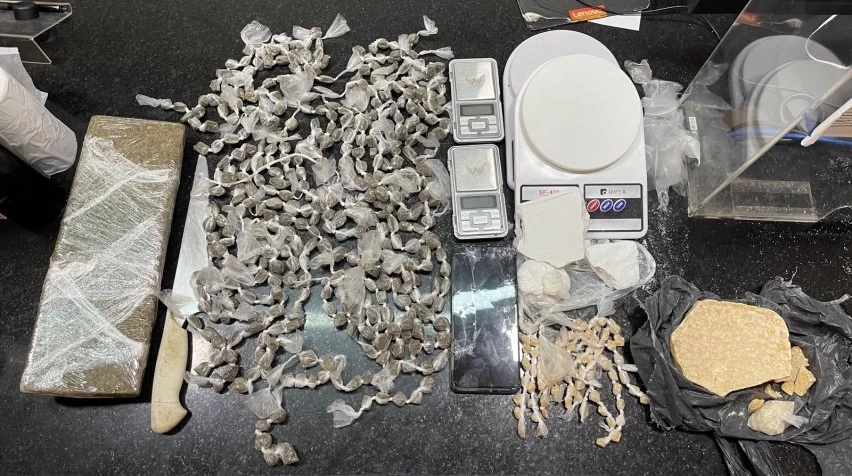 PM apreende adolescente suspeita de tráfico de drogas em Eunápolis
