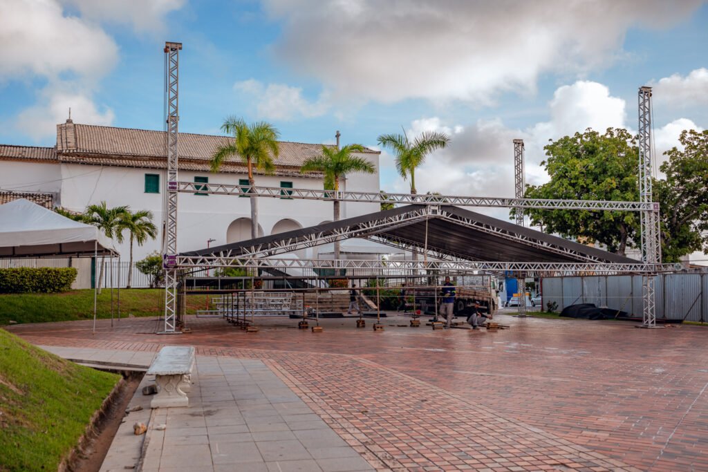Pedrão de Lauro 2026 ganha forma com a montagem da estrutura na Praça da Matriz -