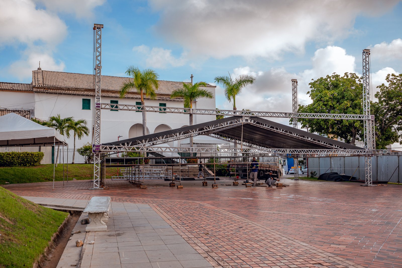 Pedrão de Lauro 2026 ganha forma com a montagem da estrutura na Praça da Matriz -