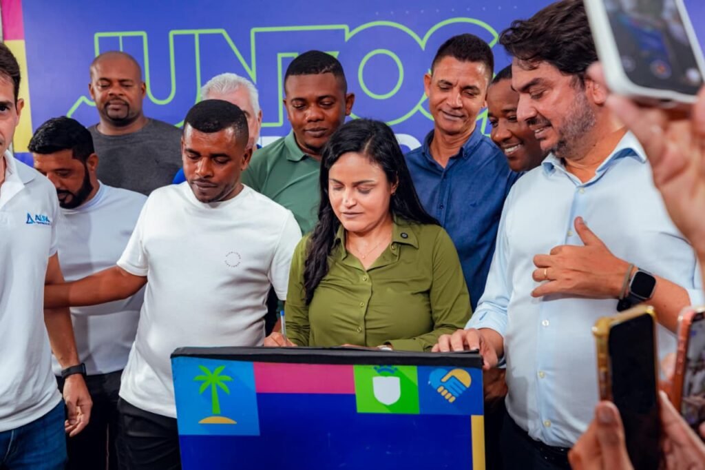 Prefeita Débora Regis assina ordem de serviço para requalificação da Arena Poeirão, em Portão -