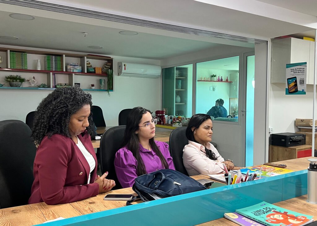 Prefeita Débora Regis formaliza adesão de Lauro de Freitas ao Programa Educar pra Valer -