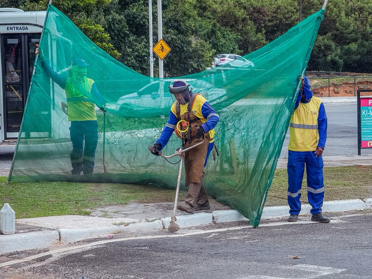 Prefeitura de Lauro de Freitas inicia a semana com força-tarefa de limpeza urbana -