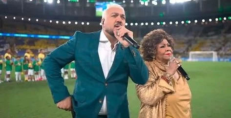 VIRARAM MEME! Alcione e Belo desafinam no hino e web não perdoa