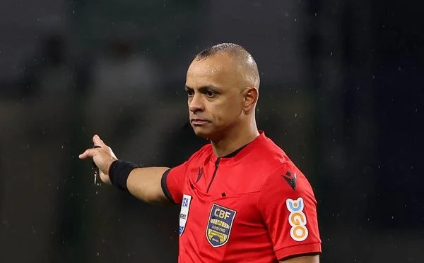 BRASIL NA FINAL? Brasileiro Wilton Pereira Sampaio está entre os favoritos da Fifa para apitar a final da Copa do Mundo