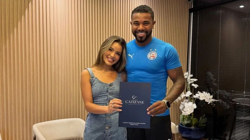 DE CAMISA DO BAHIA! Davi Brito e Emilly Araújo se casam em cartório de Salvador