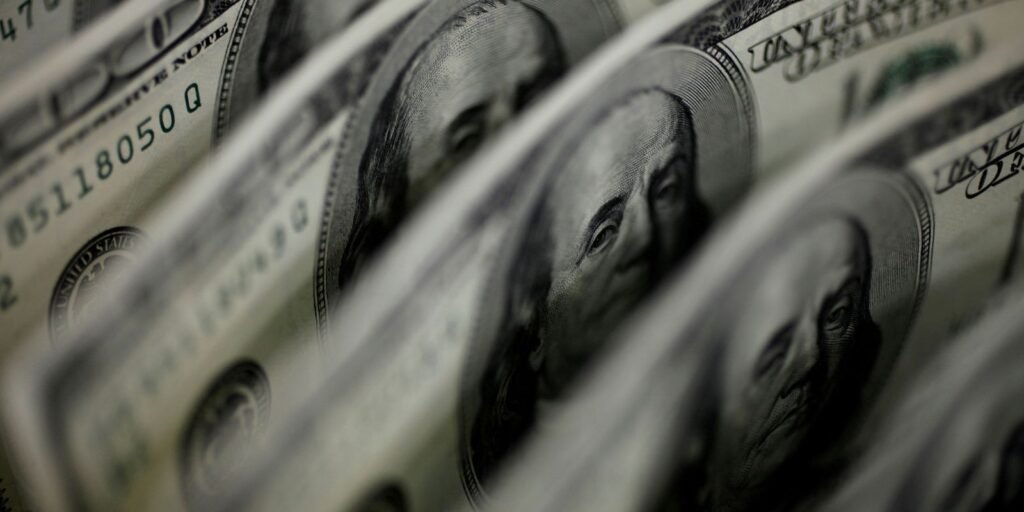 Dólar sobe para R$ 5,11, e bolsa fica estável, apesar de tensão global