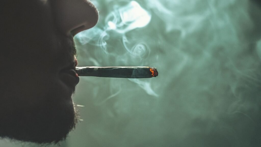 Empresa é condenada a pagar quase R$ 50 mil a funcionário demitido por causa de maconha