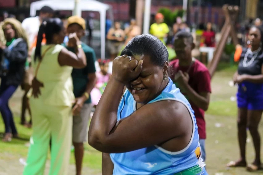 FOI LÁ EM PASSÉ! Pescadores arrocham e sambam até o dia amanhecer na praça do Rio do Cunha