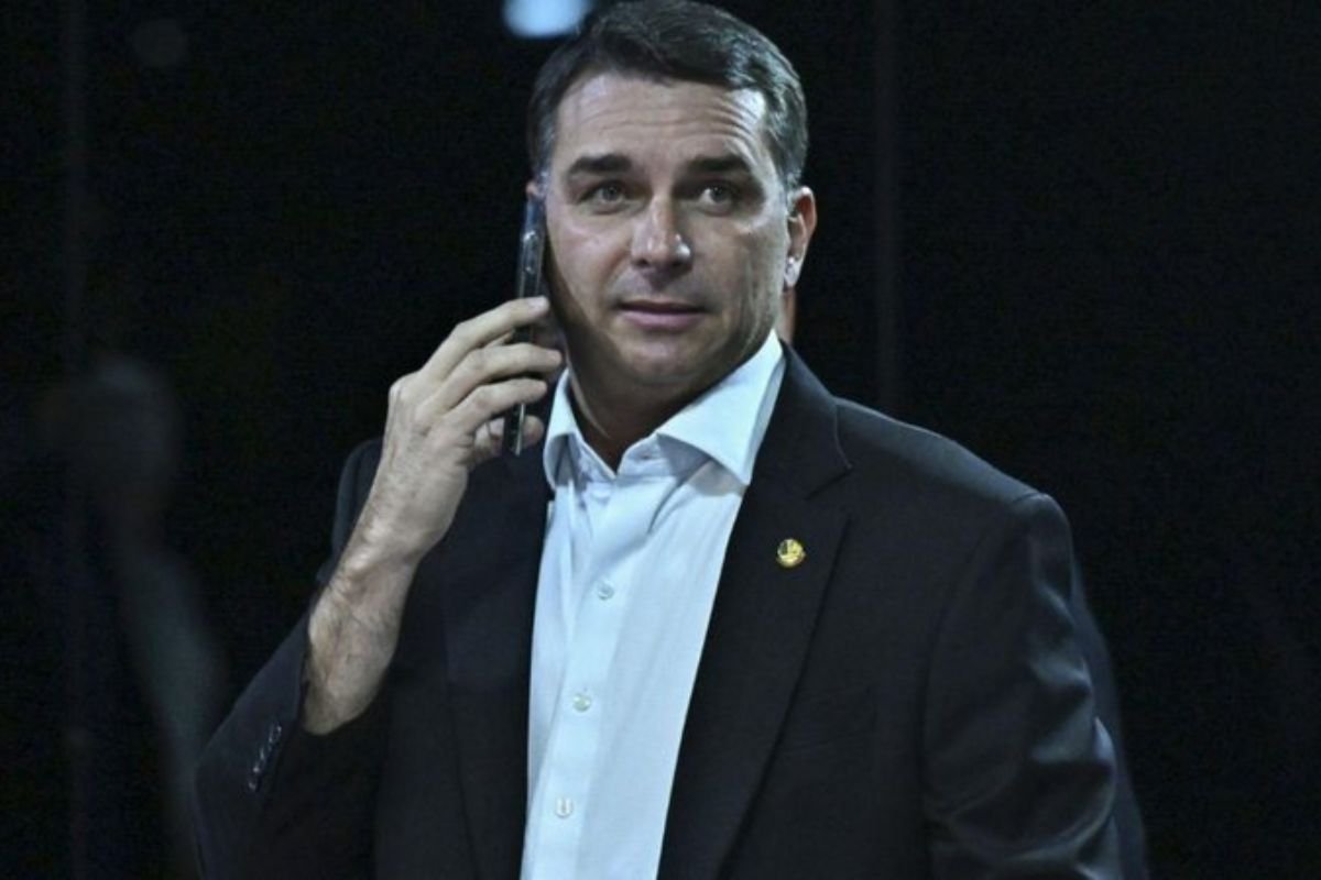 Flávio Bolsonaro é aconselhado a ter mulher evangélica como vice; entenda
