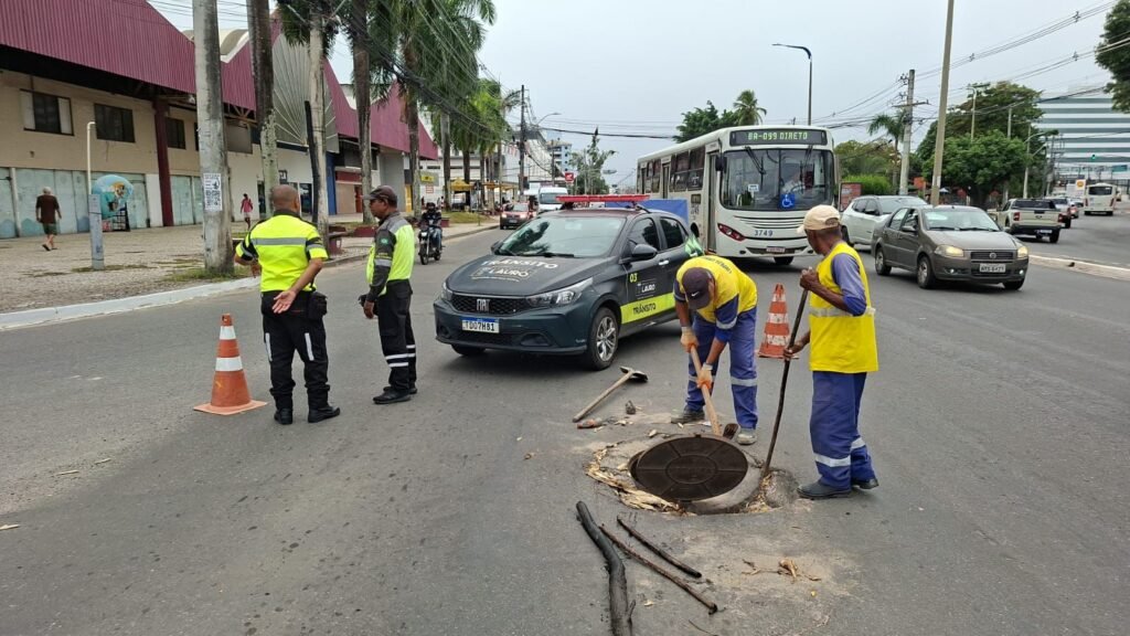Prefeitura de Lauro de Freitas realiza manutenção de rede coletora de esgoto na Avenida Santos Dumont -