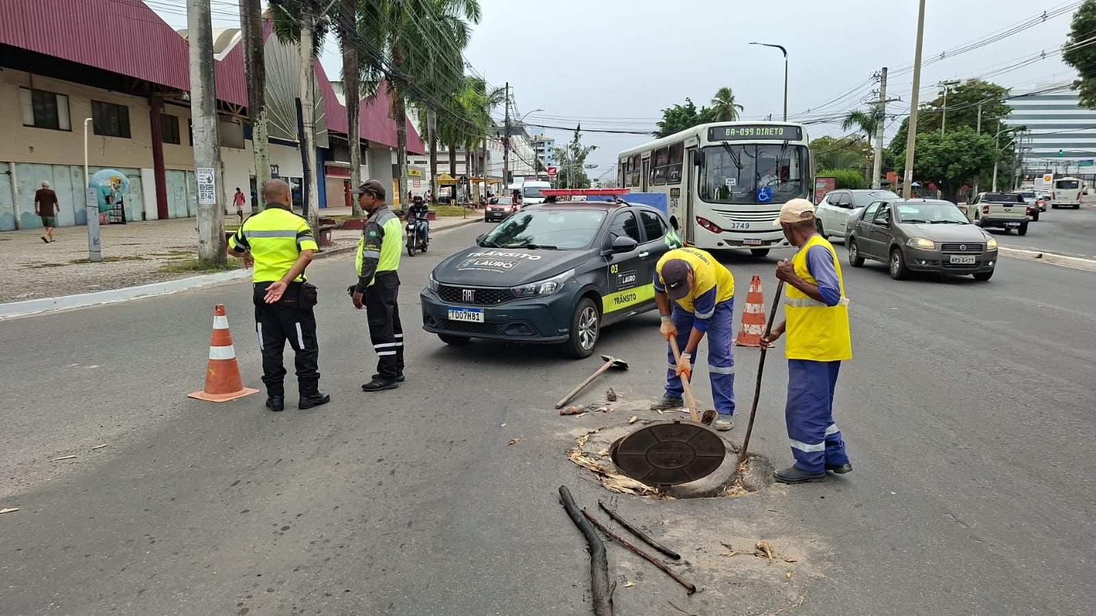 Prefeitura de Lauro de Freitas realiza manutenção de rede coletora de esgoto na Avenida Santos Dumont -