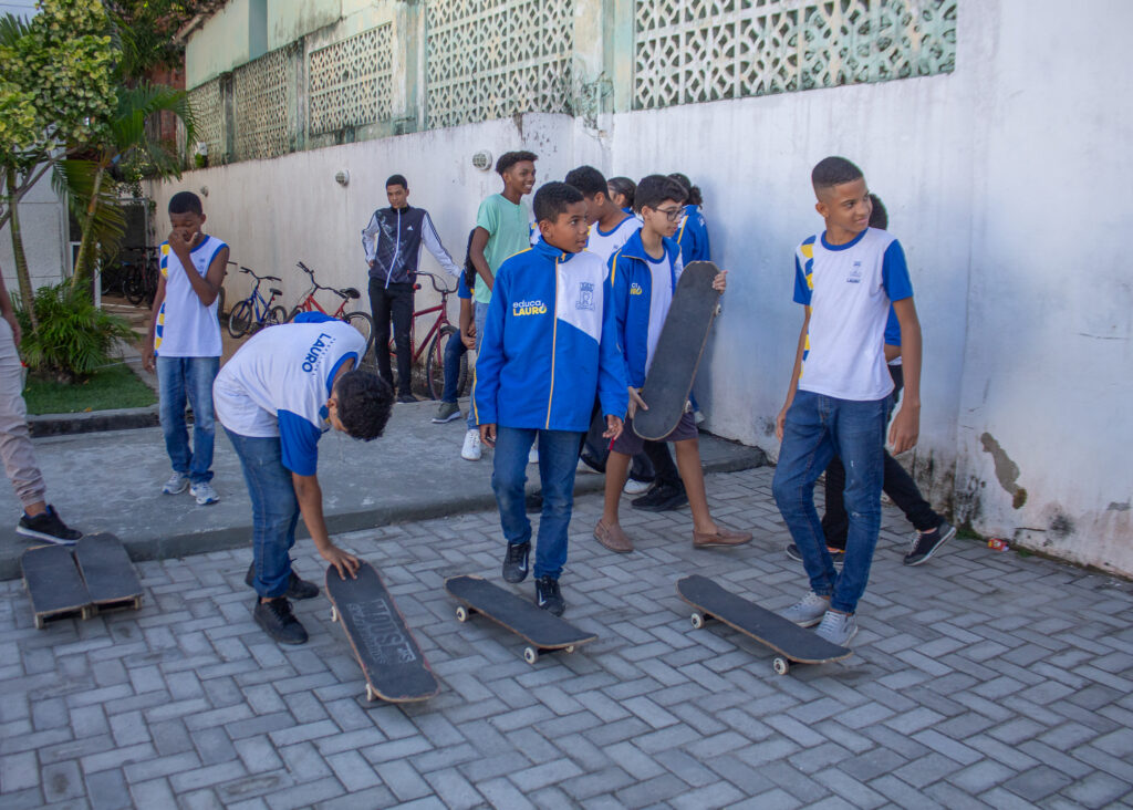 Prefeitura leva aulas de skate à escola municipal e amplia experiências na Educação Física -