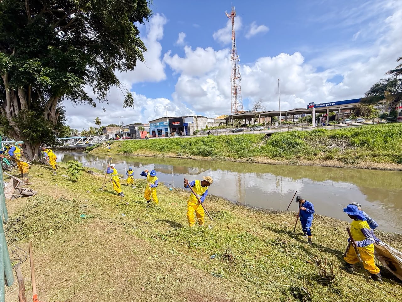 Prefeitura realiza força-tarefa de limpeza no canal do Rio Ipitanga para reforçar drenagem e prevenir alagamentos -