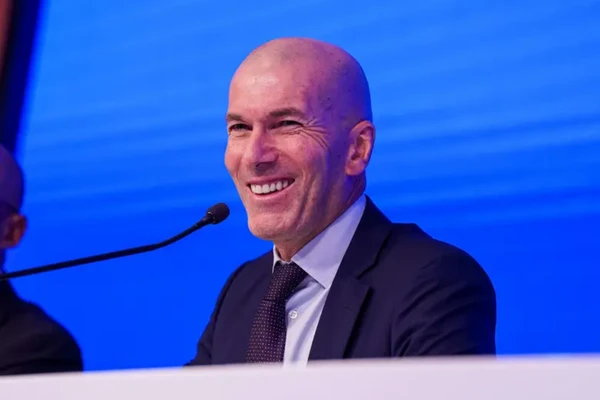 Zidane é apresentado como novo técnico da seleção e assume comando até 2030
