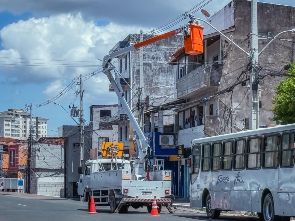 Centro e Itinga recebem reforço na iluminação pública por meio do Programa Banho de Luz -