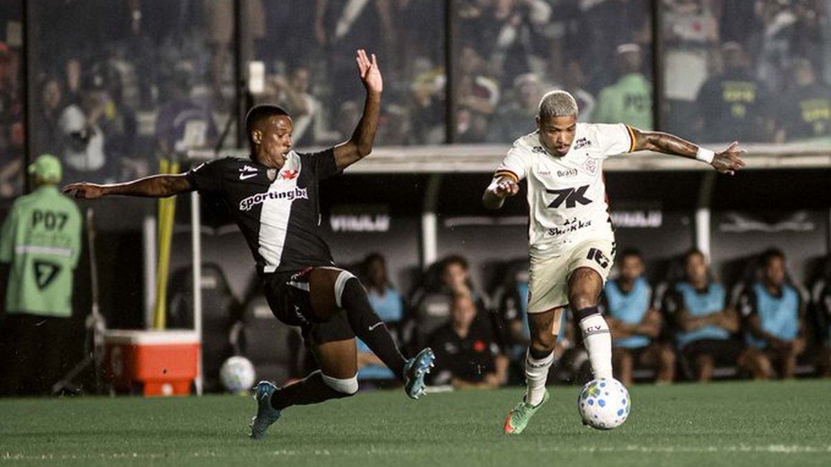 Com um a mais desde o primeiro tempo, Vitória sofre pressão e perde para o Vasco em São Januário
