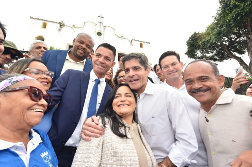 Elinaldo Araújo participa de missa em celebração aos 64 anos de Lauro de Freitas ao lado de Débora Régis e ACM Neto -