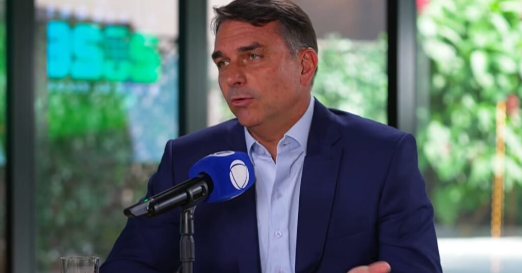 Flávio Bolsonaro responde se vai convidar o pai para ser ministro caso seja eleito presidente