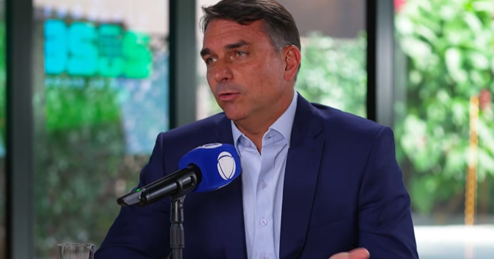Flávio Bolsonaro responde se vai convidar o pai para ser ministro caso seja eleito presidente