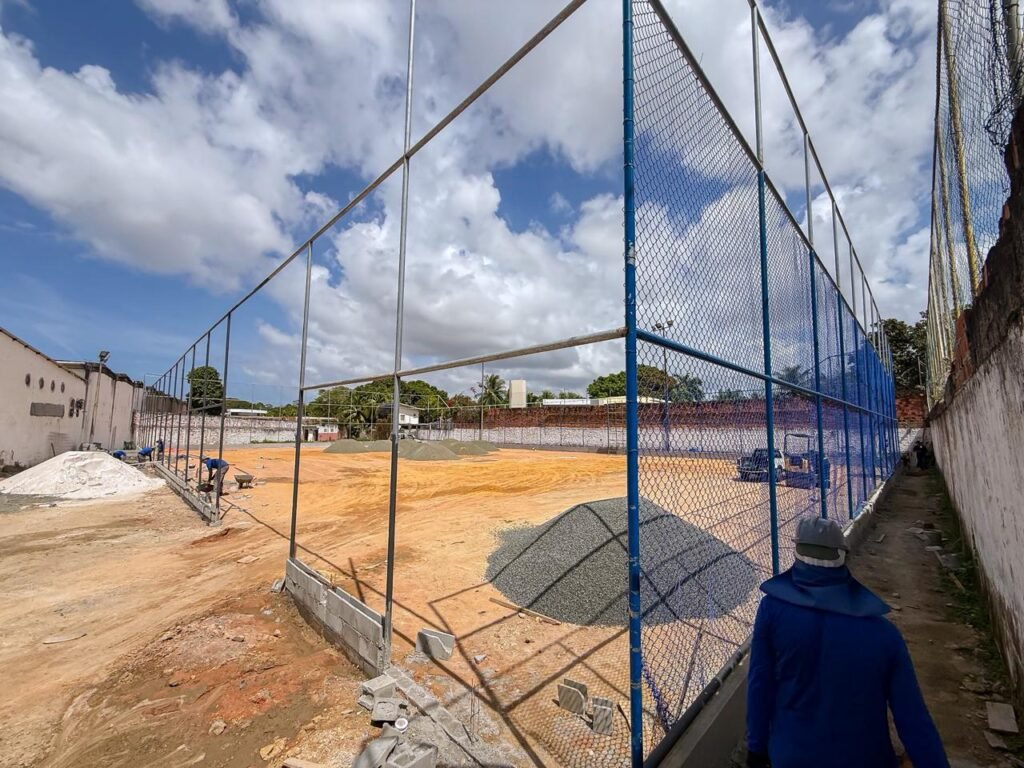 Obras da nova Arena Poeirão avançam com instalação de alambrado e preparação para gramado sintético -
