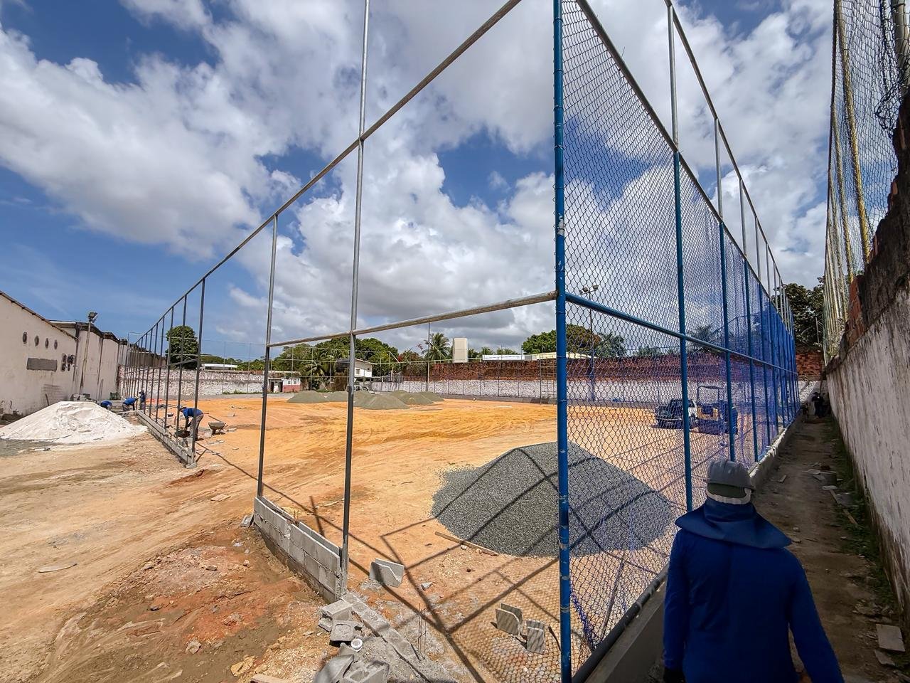 Obras da nova Arena Poeirão avançam com instalação de alambrado e preparação para gramado sintético -